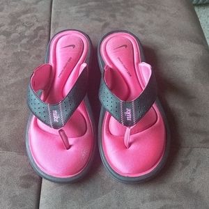 Nike cushioned flip flops